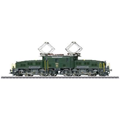 Historische grüne Elektrolokomotive auf Gleis mit zwei Pantografen oben. Detailliertes Modell mit mehreren Rädern und goldenen Leitern.