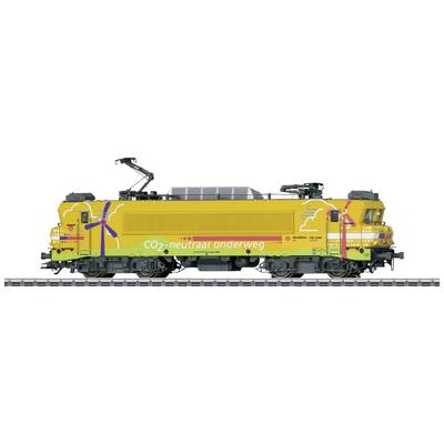 Gelbe elektrolokomotive mit der Aufschrift 'CO₂-neutral onderweg'. Lokomotive steht auf Gleis, umweltfreundlicher Transport.
