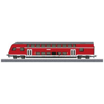 Ein roter Doppeldeckerzug auf einem Gleisabschnitt. Der Zug hat mehrere Fenster und zwei Türen, geeignet für Passagierfahrten.