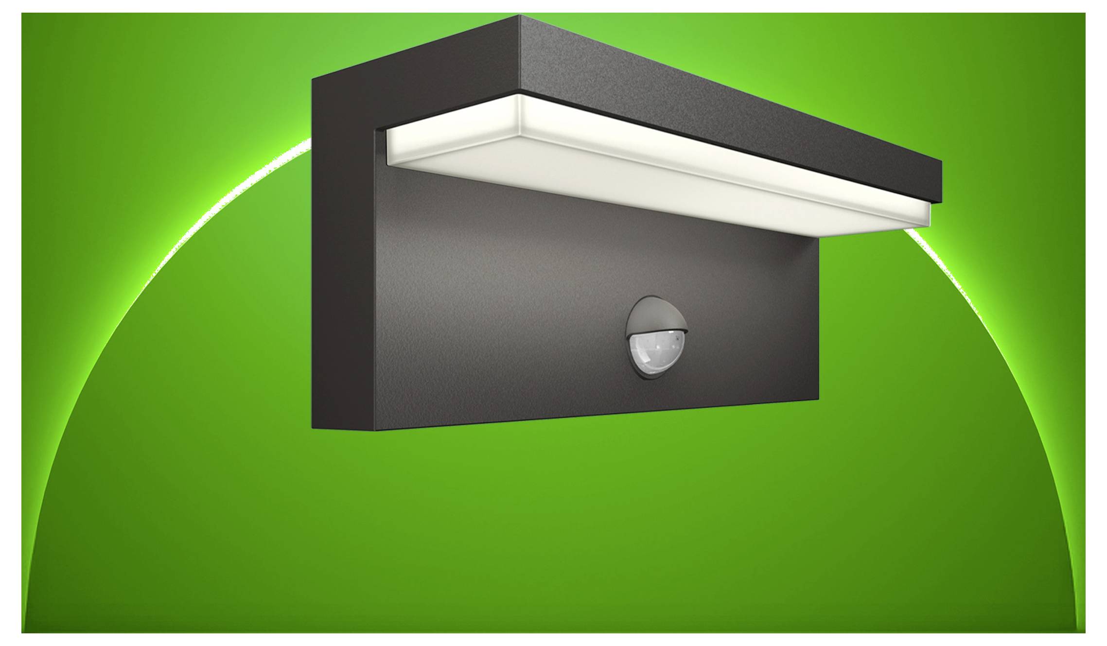 Moderne schwarz wandmontierte Außenleuchte mit einem gekrümmten weißen Diffusor, dargestellt auf grünem Hintergrund mit einem leuchtenden Bogen dahinter.