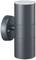 Zylindrische Außenleuchte mit doppeltem Lichtaustritt in Anthrazit, an Wand montiert. Beleuchtet nach oben und unten.