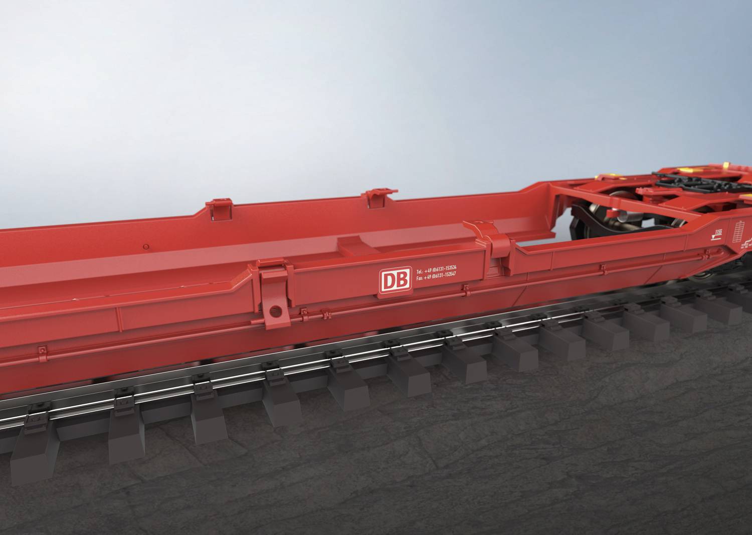 Roter Zugwaggon der Deutschen Bahn auf Schienen. Seitenansicht zeigt Details des Fahrgestells. Himmel im Hintergrund.