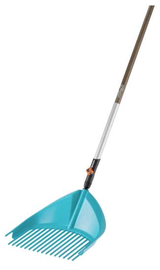 Ein blauer Laubharken mit einem langen, braunen Stiel, ausgestattet mit einem breiten Kopf und gleichmäßig verteilten Zinken, entwickelt zum Sammeln von Laub oder Abfällen.