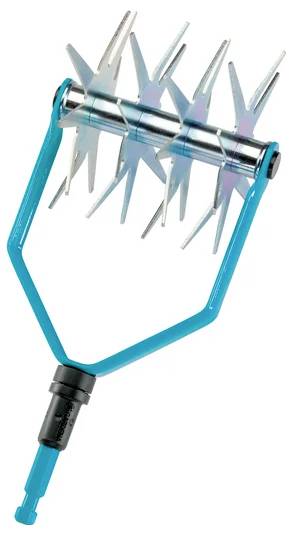 Ein blauer Gartenarbeitsgerät mit einem gezackten Metallrotationskopf zur Belüftung von Boden.