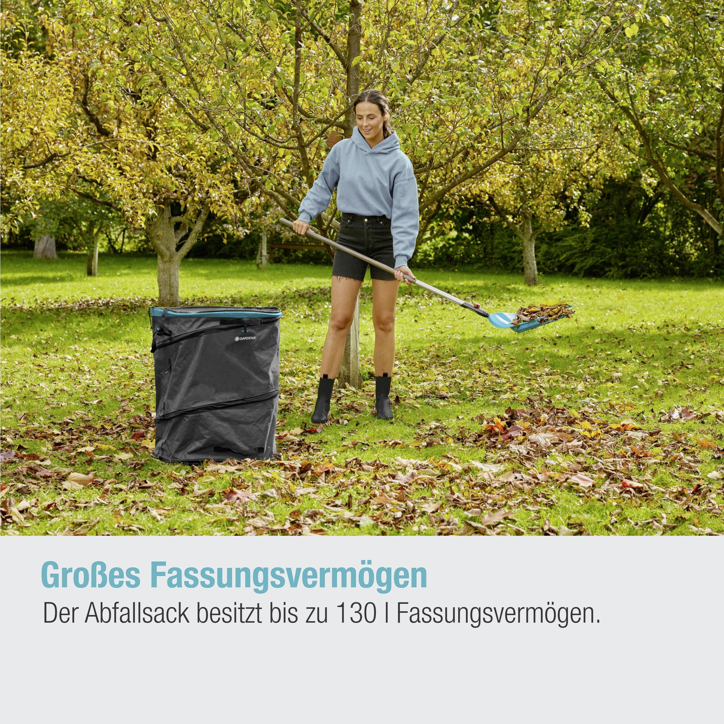 'Eine Person sammelt im Park Laub in einem großen Abfallsack. Text: Großes Fassungsvermögen. Der Abfallsack besitzt bis zu 130 l Fassungsvermögen.'