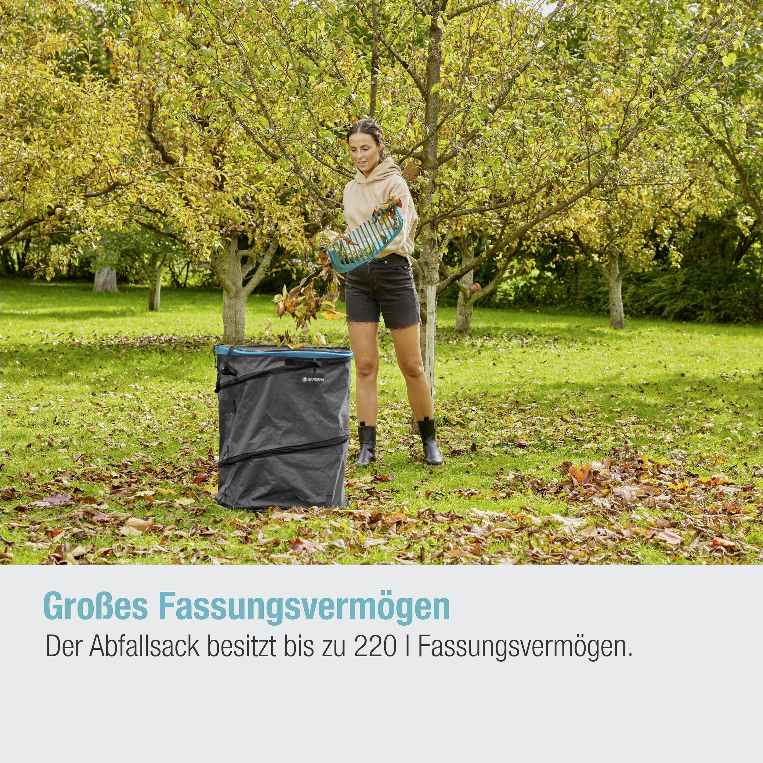 Eine Person steht im Garten, hält einen Korb und steht neben einem großen, schwarzen Abfallsack unter einem Baum. Text: 'Großes Fassungsvermögen'.