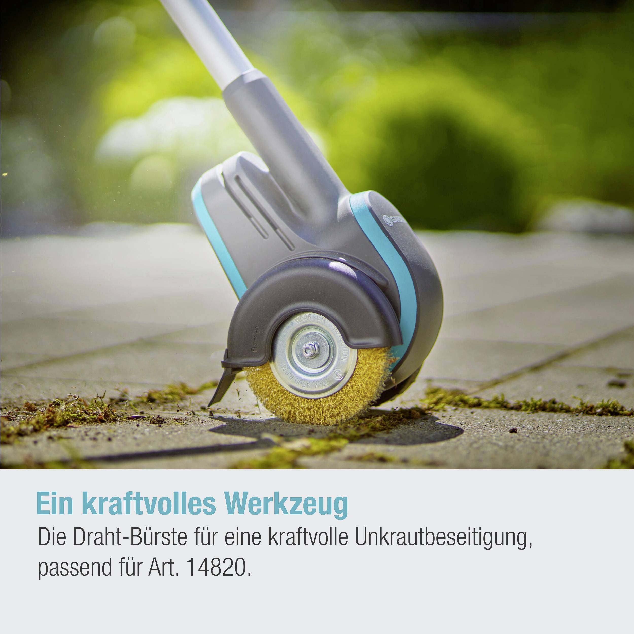 Kraftvolle Bürste auf Gehwegsteinen zur Unkrautentfernung. Text: 'Ein kraftvolles Werkzeug. Passend für Art. 14820.'