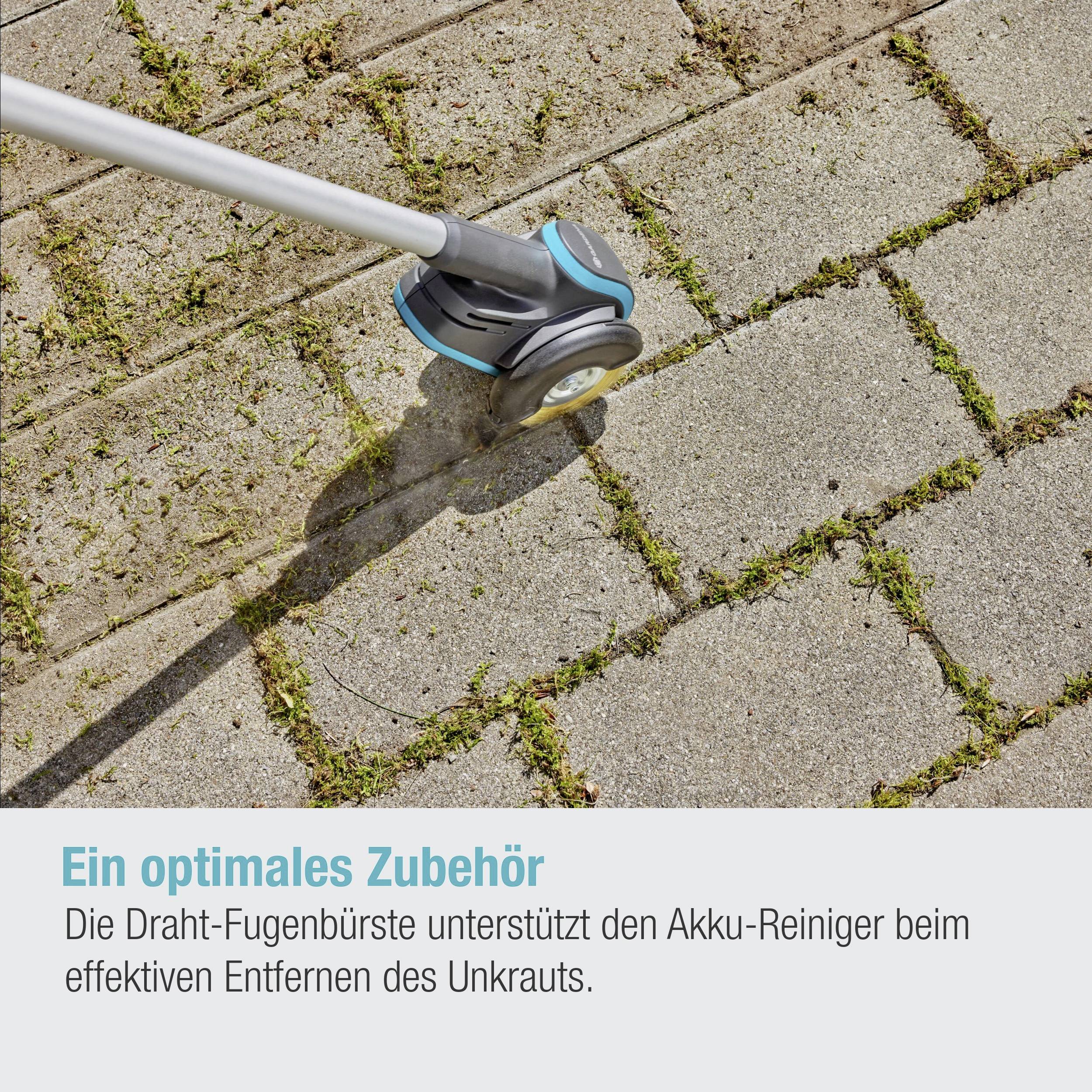 Ein Reinigungsgerät mit Draht-Fugenbürste entfernt Unkraut von Pflastersteinen. Text: 'Ein optimales Zubehör'.