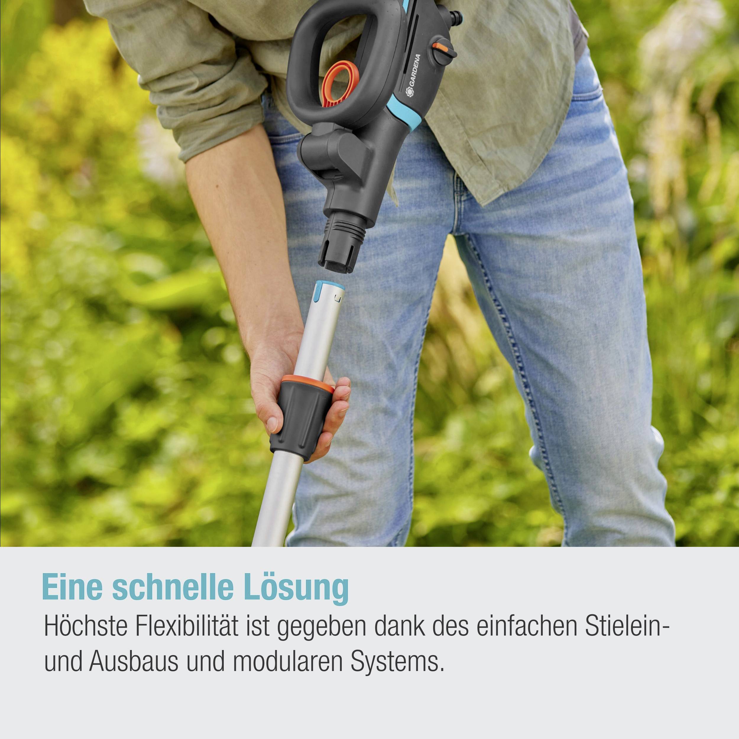 Person hält ein Gartengerät mit Teleskopstange, Knöpfe zur Längenanpassung. Text lautet 'Eine schnelle Lösung'.