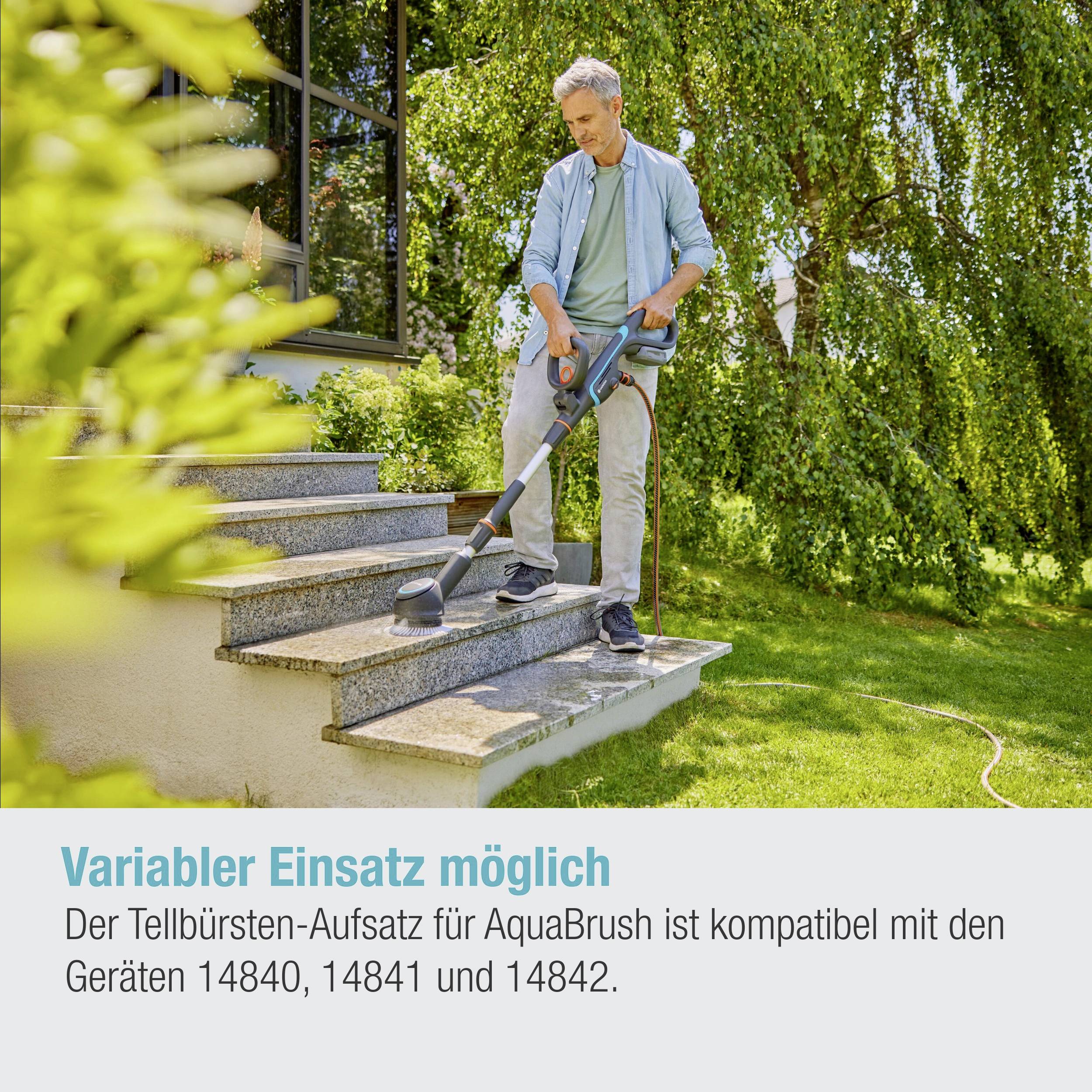 Ein Mann verwendet einen Tellbürsten-Aufsatz für AquaBrush, um eine Steintreppe im Freien zu reinigen.