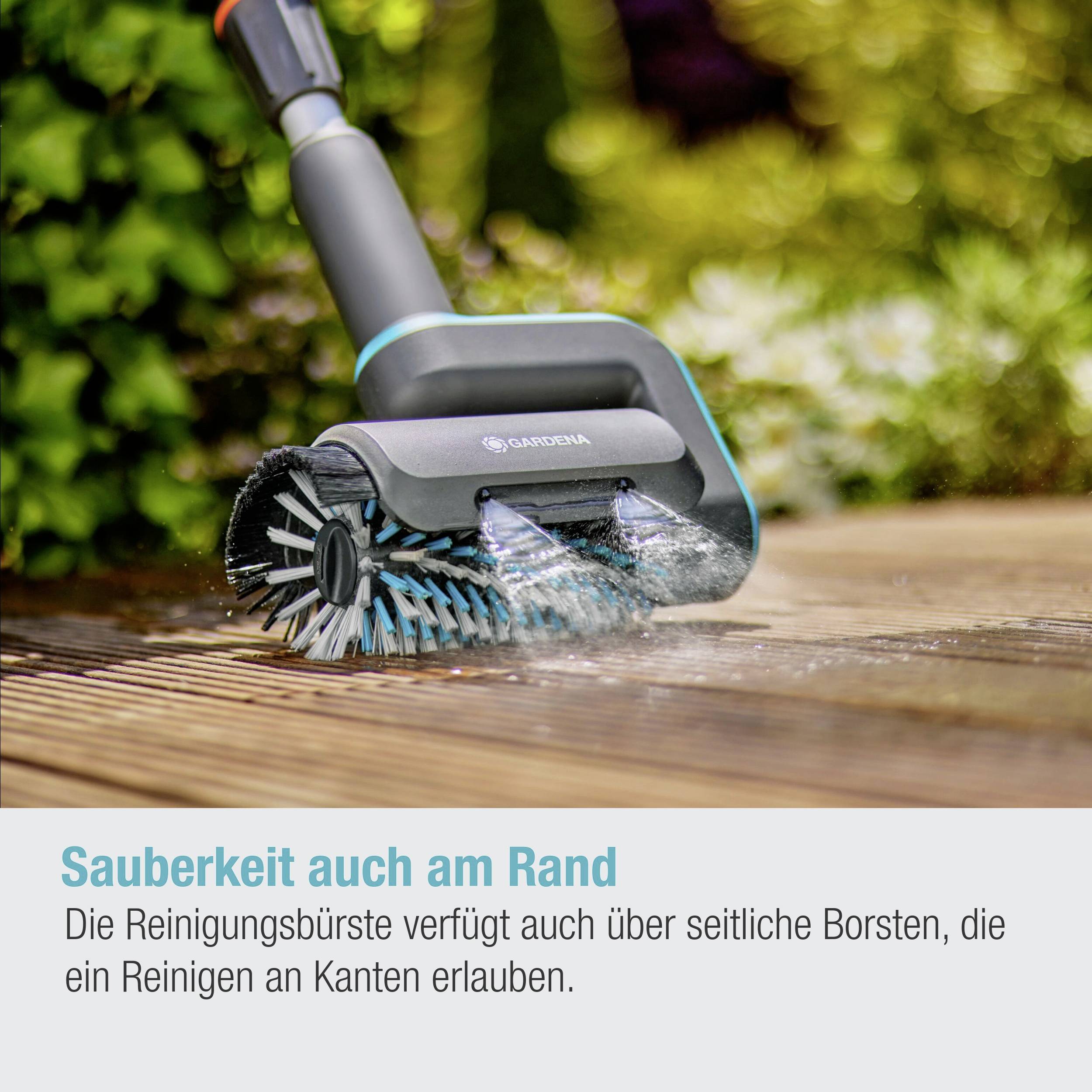 Eine Reinigungsbürste mit seitlichen Borsten wird auf einer Holzoberfläche verwendet. Sie spritzt Wasser, um Kanten zu reinigen.