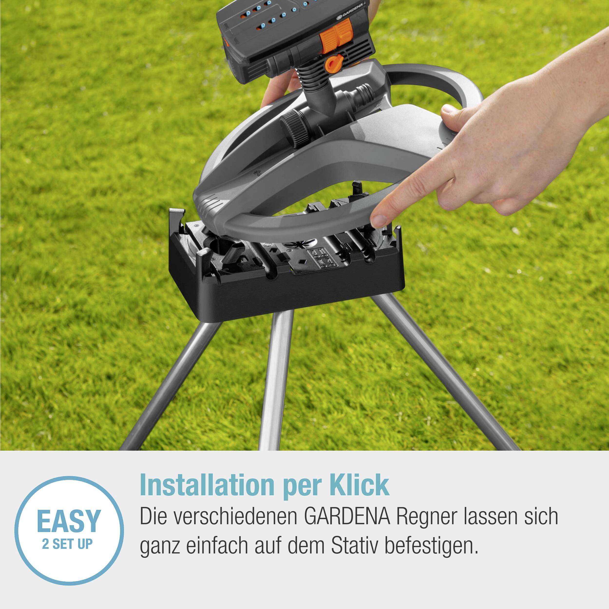 Ein Benutzer befestigt einen GARDENA Regner auf einem Stativ mit einer Klick-Befestigung. Text: 'EASY 2 SET UP'.