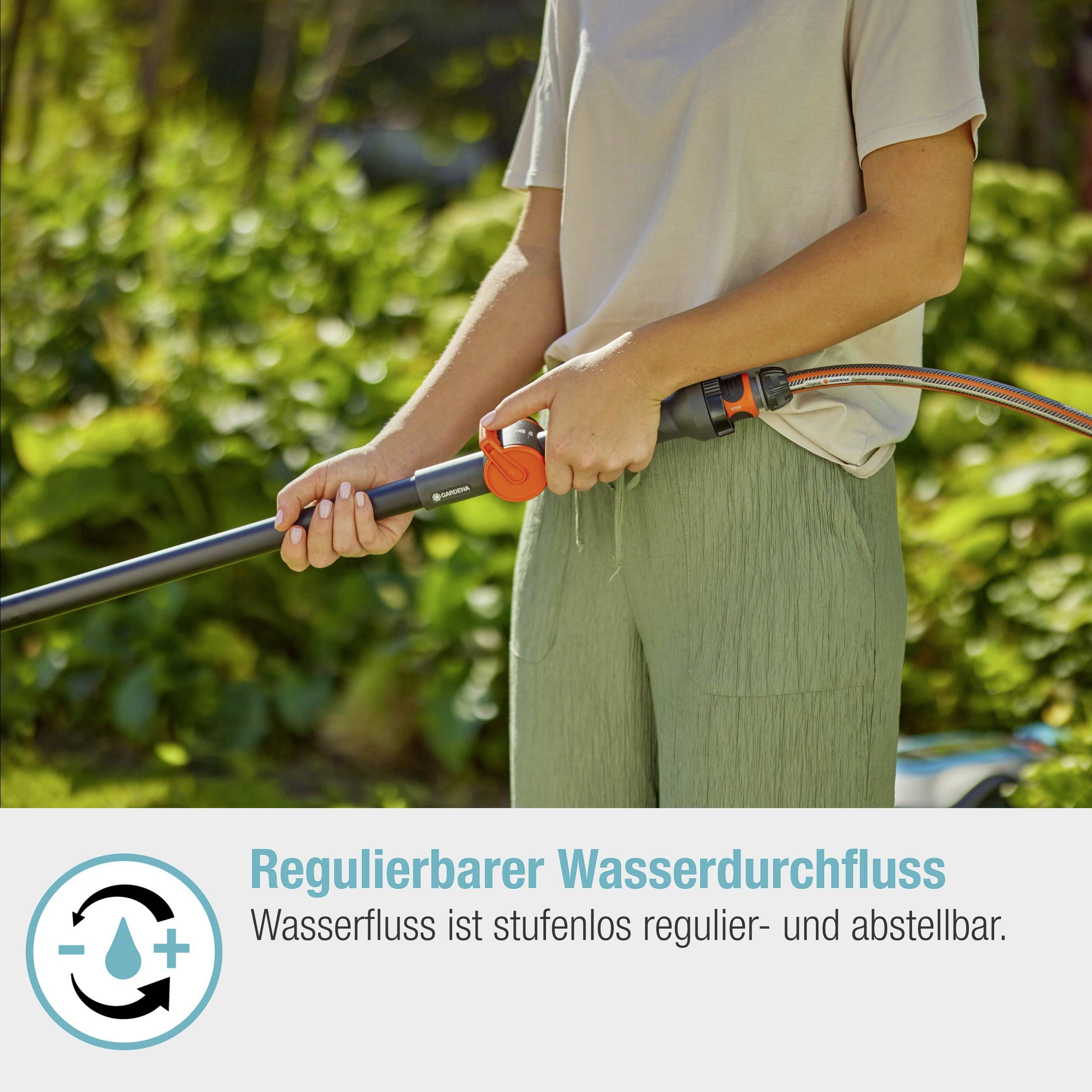 Person reguliert einen Wasserschlauch im Garten. Text auf dem Bild: 'Wasserfluss ist stufenlos regulier- und abstellbar.'