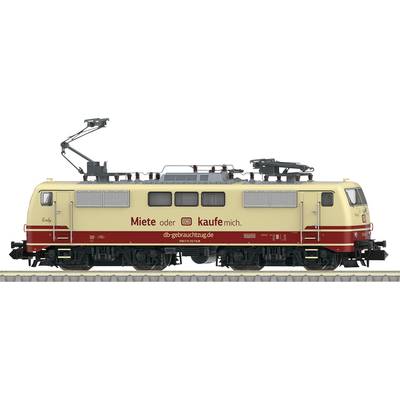Eine gelbe und rote Lokomotive mit der Aufschrift 'Miete oder kaufe mich. db-gebrauchtzug.de'. Sie steht auf Bahngleisen.