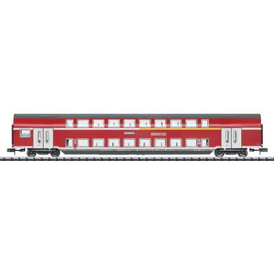 Roter Doppelstockzug der Deutschen Bahn, Typ Regio, mit mehreren Türen und Fenstern auf jeder Etage, auf Gleisen stehend.