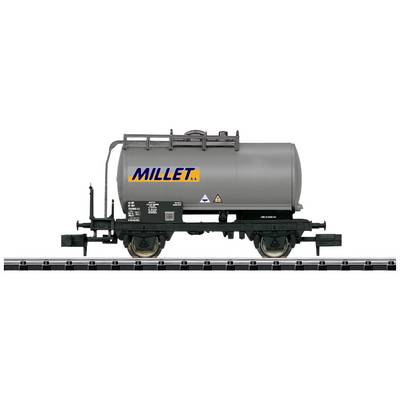 Grauer Kesselwagen mit dem Schriftzug 'MILLET' an der Seite. Der Wagen steht auf Schienen und wird für den Transport von Flüssigkeiten genutzt.