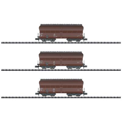 Drei braune Güterwagen auf Schienen, übereinander angeordnet. Jeder Wagen hat derselben Baureihe und zeigt seitliche Details.