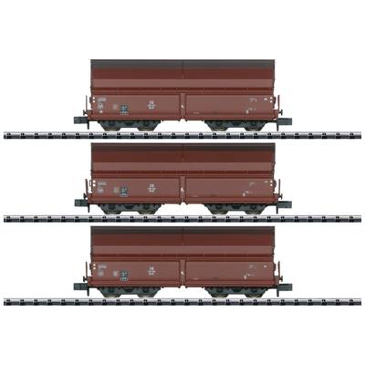 'Drei rote Güterwagen auf Gleisen übereinander gestapelt, mit Beschriftungen und Details an den Seiten der Wagen.'