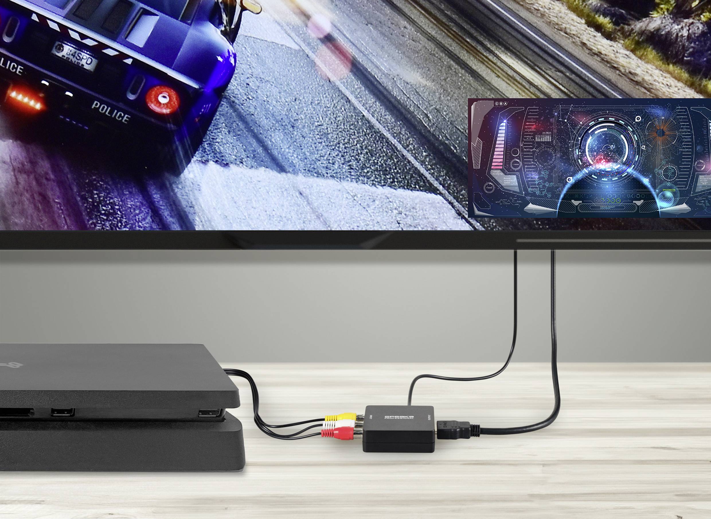 Eine Spielekonsole ist mit einem Konverter verbunden, der an einen Monitor angeschlossen ist. Auf dem Monitor wird ein Rennspiel angezeigt.