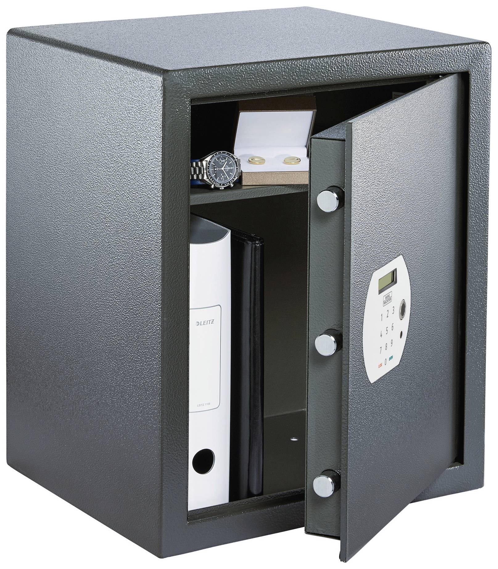 Ein geöffneter Tresor enthält einen Aktenordner, ein Notebook, eine Uhr und Schmuck. Der Tresor ist schwarz und hat ein digitales Schloss.
