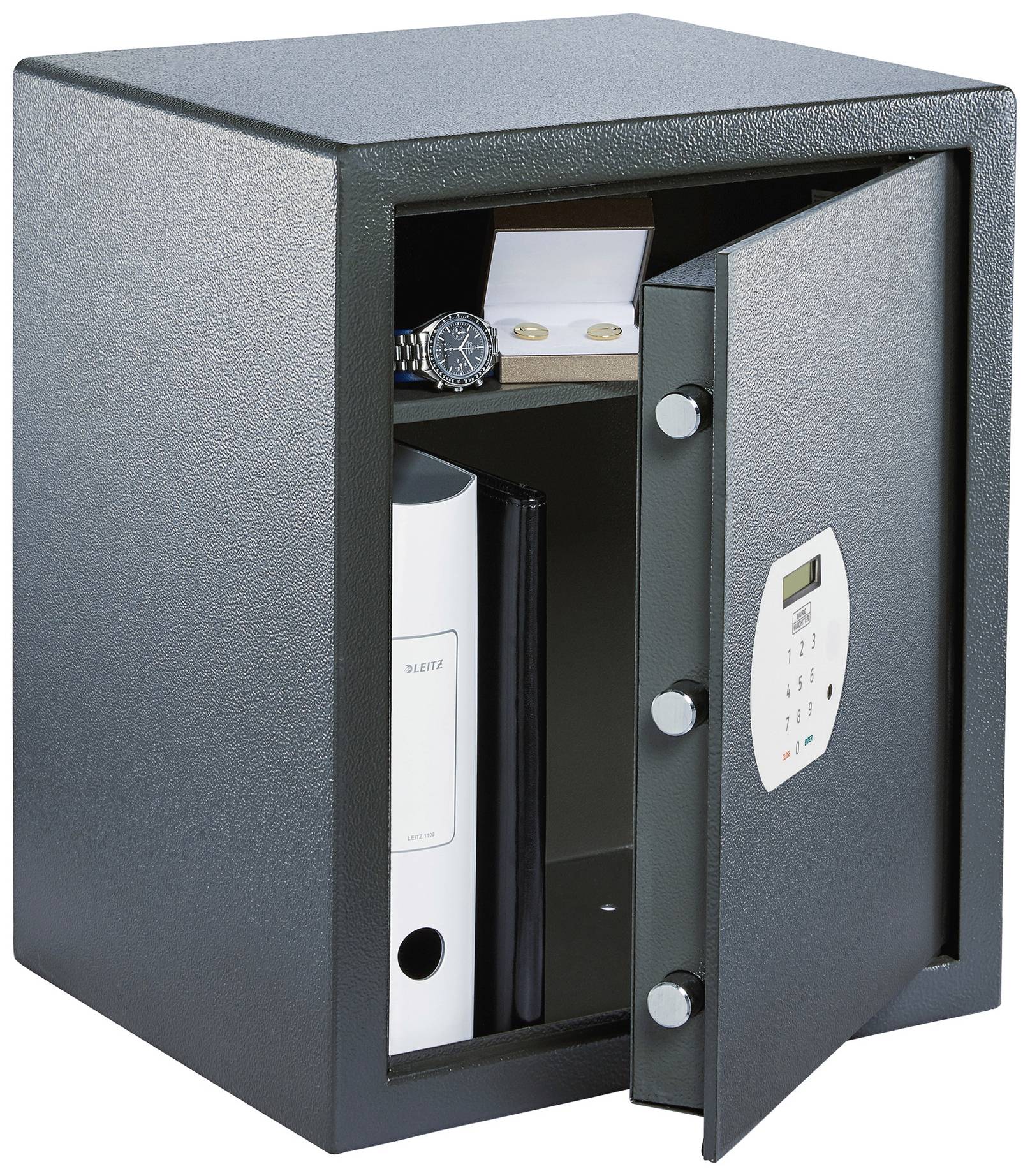 Ein geöffneter Tresor mit einem Aktenordner, Dokumenten, einer Uhr und einem USB-Stick darin. Der Tresor hat ein elektronisches Zahlenschloss.