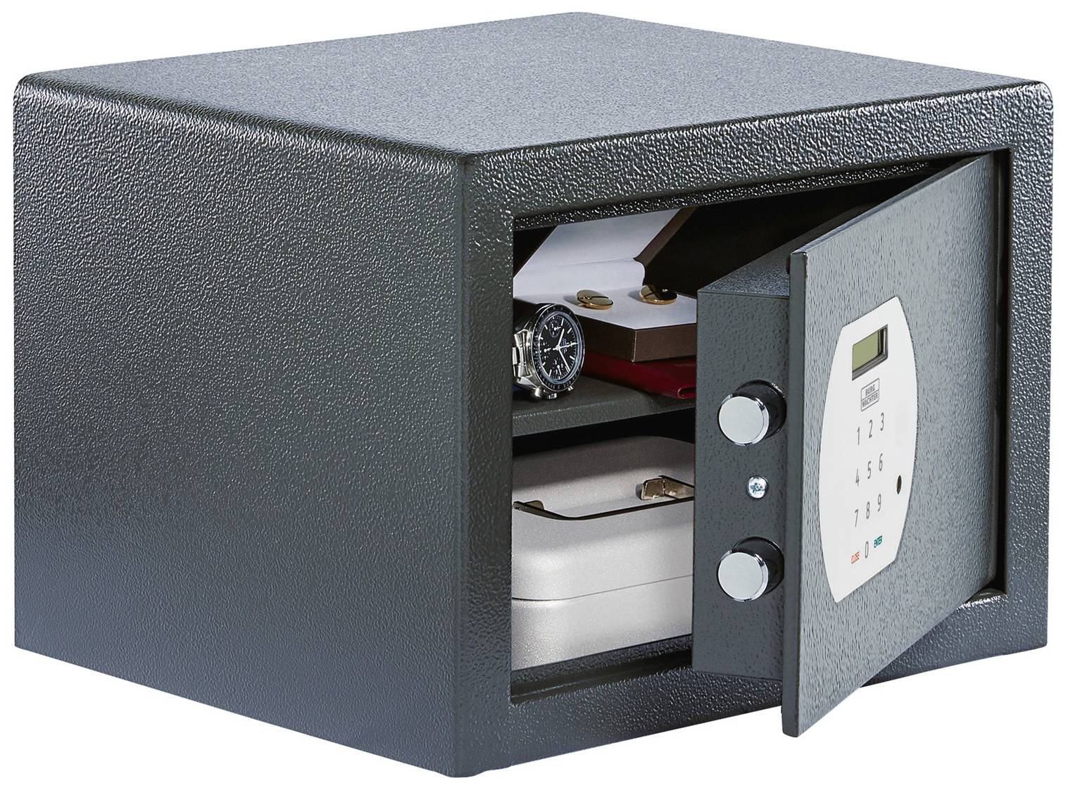 Ein geöffneter Tresor zeigt Dokumente, eine Uhr und andere persönliche Gegenstände. Der Tresor hat ein digitales Zahlenschloss.