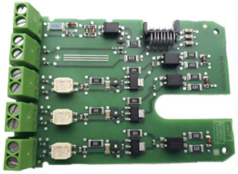 'Grüne elektronische Platine mit mehreren schwarzen Chips und grünen Anschlüssen, die Schaltkreise miteinander verbinden.'
