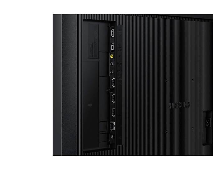 Rückansicht eines Fernsehers zeigt mehrere HDMI-Anschlüsse und andere Schnittstellen auf der linken Seite.