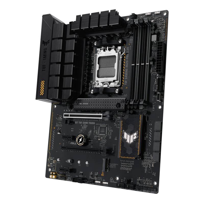 Eine schwarze Computermainboard-Platine mit mehreren Steckplätzen und Anschlüssen, markiert mit 'TUF GAMING', steht leicht angewinkelt.