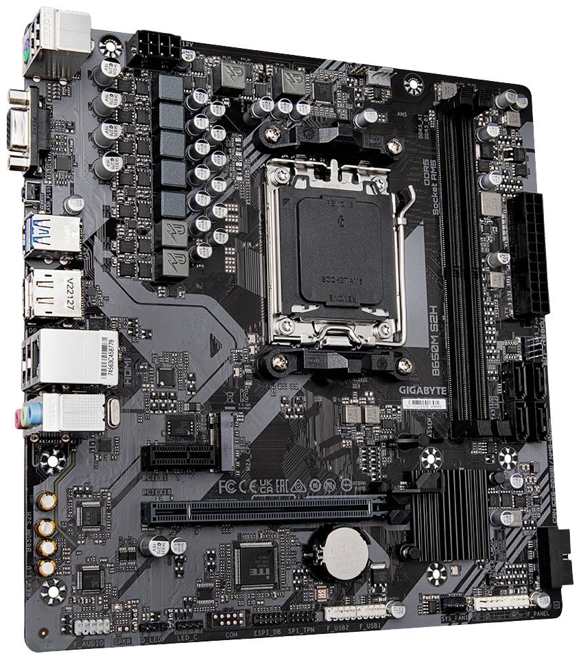 Eine schwarze Computer-Mainboard-Platine mit mehreren Steckplätzen und Anschlüssen, geeignet für technologische Hardware-Erweiterungen.
