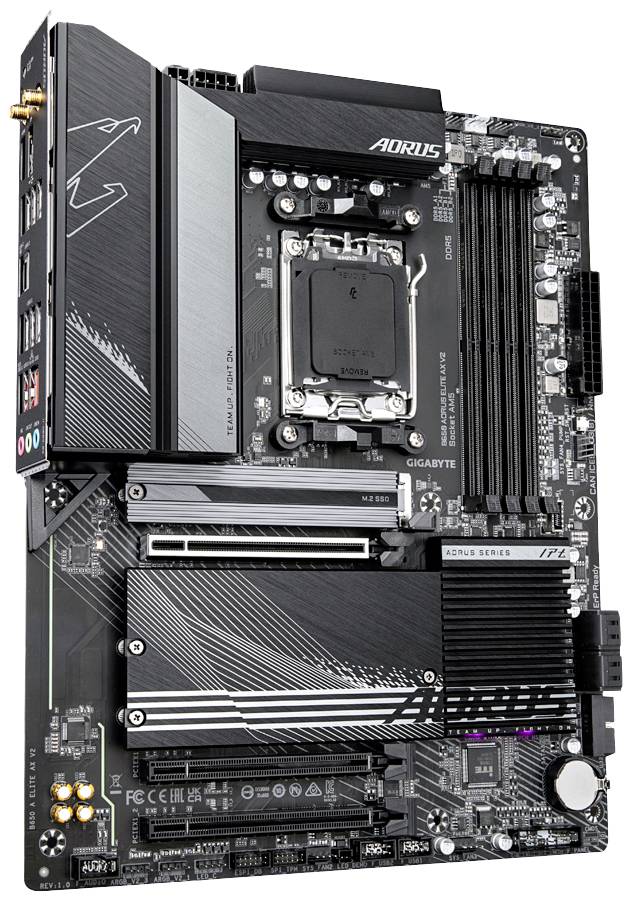 Computer-Mainboard mit verschiedenen Anschlüssen und Steckplätzen für CPU, Arbeitsspeicher und Grafikkarten, Marke 'AORUS'.
