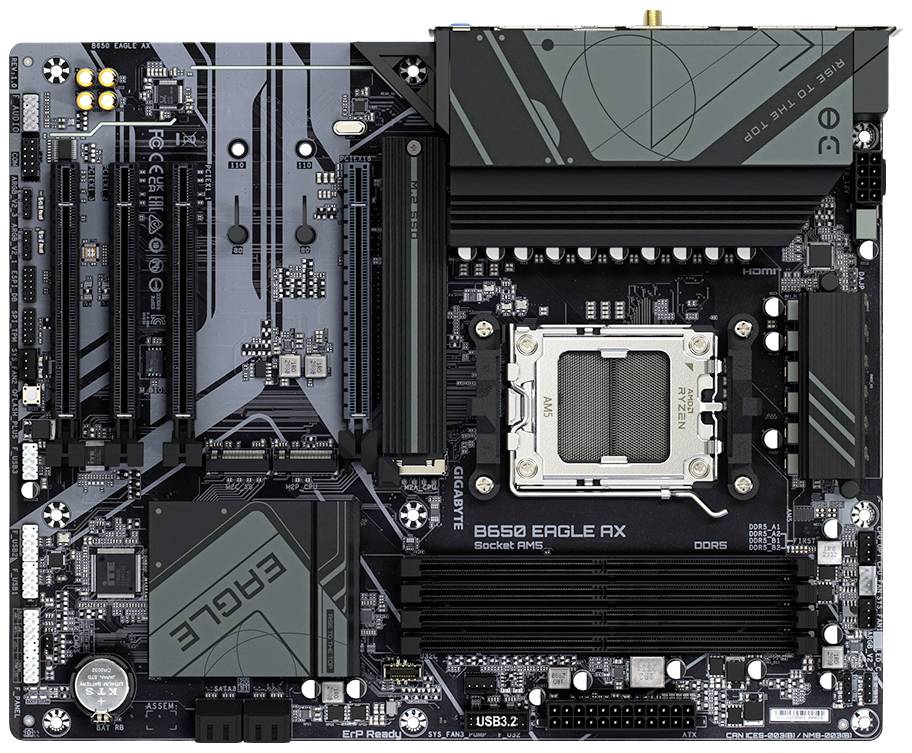 Ein schwarzes Mainboard mit verschiedenen Anschlüssen, Chips und Komponenten. In der Mitte befindet sich der CPU-Sockel.