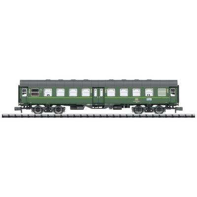 Grüner Modell-Eisenbahnwaggon auf Schienen, seitliche Ansicht, mit Fenstern und Beschriftungen, detaillierte Darstellung der Räder.
