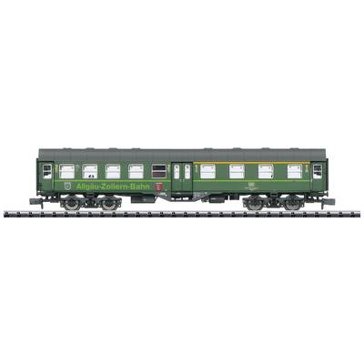 Grüner Modellbahnwaggon der Allgäu-Zollern-Bahn auf Schienen, seitliche Ansicht, detaillierte Fenster und Aufdrucke sichtbar.