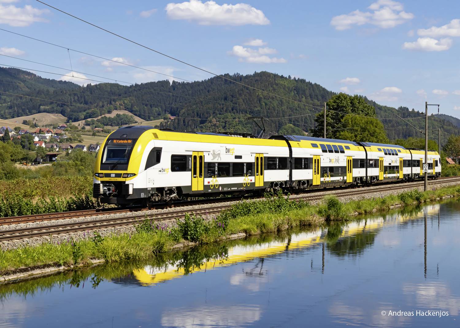 TRIX H0 25463 H0 E-Triebzug Desiro HC bwegt der DB AG