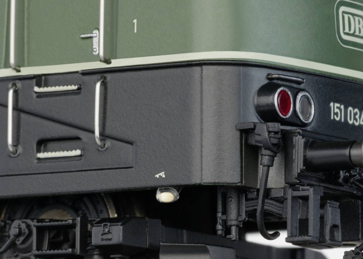 Nahaufnahme eines grünen Zugwagens mit DB-Logo und der Nummer '151 032-1'. Sichtbare Details der Rückseite und Beleuchtung.
