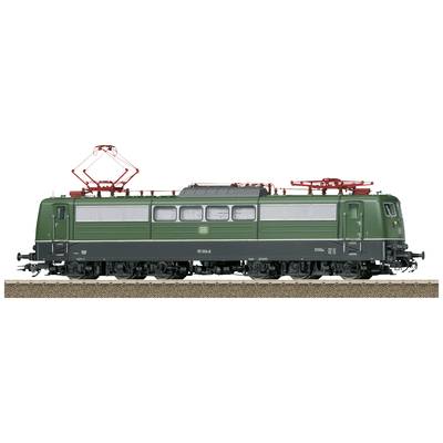 Grünes Modell einer Elektrolokomotive der Deutschen Bahn mit roten Stromabnehmern, seitliche Ansicht auf Schienengleis.