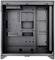 Schwarzes PC-Gehäuse ohne interne Komponenten, zeigt Montageplätze für Motherboard, Laufwerke und Lüfter. Links offene Seite.
