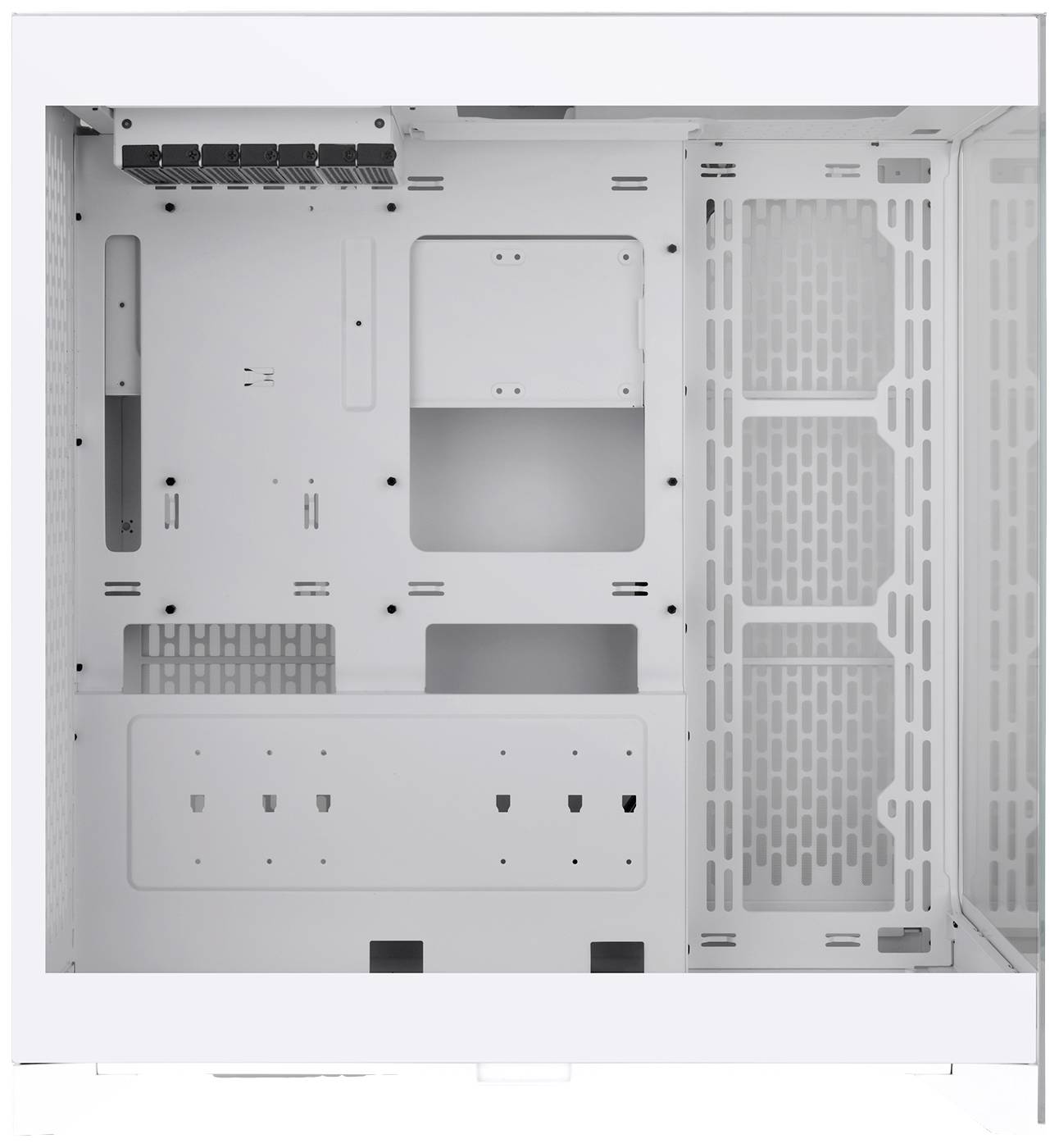 Weißes PC-Gehäuse ohne Komponenten, zeigt Innenansicht mit Halterungen für Mainboard, Laufwerke und Lüfterplätze.