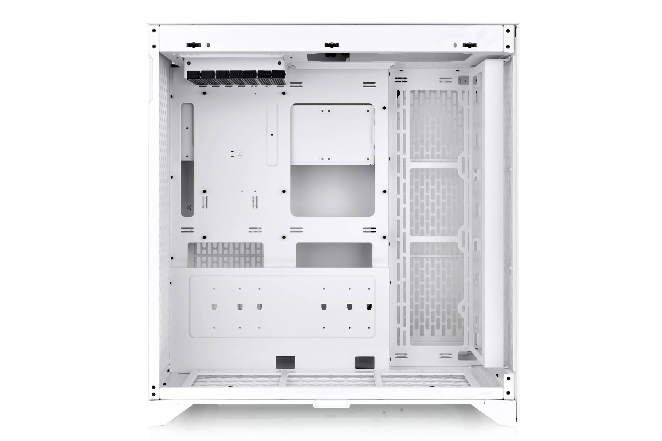 Weiße, leere PC-Gehäuse-Innenansicht mit diversen Halterungen und Öffnungen für Hardware-Installation.