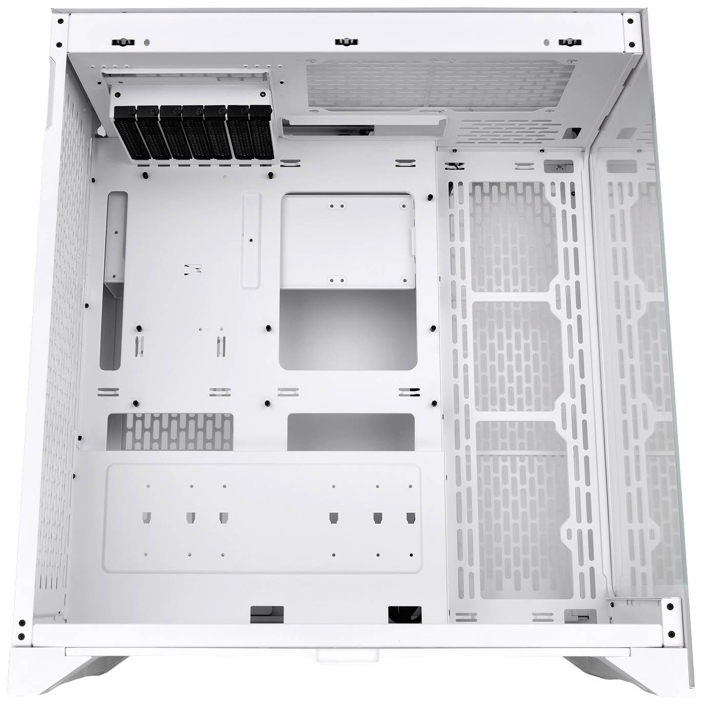 Ein großes, leeres PC-Gehäuse in Weiß mit offenen Seiten und Lüftungsgittern, bereit für den Einbau von Computerkomponenten.