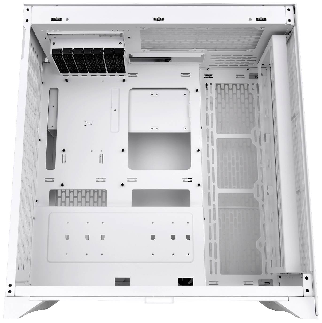 Weißes Computergehäuse-Inneres mit verschiedenen Montageschächten und Lüftungsöffnungen, geeignet für Hauptplatine und zusätzliche Komponenten.