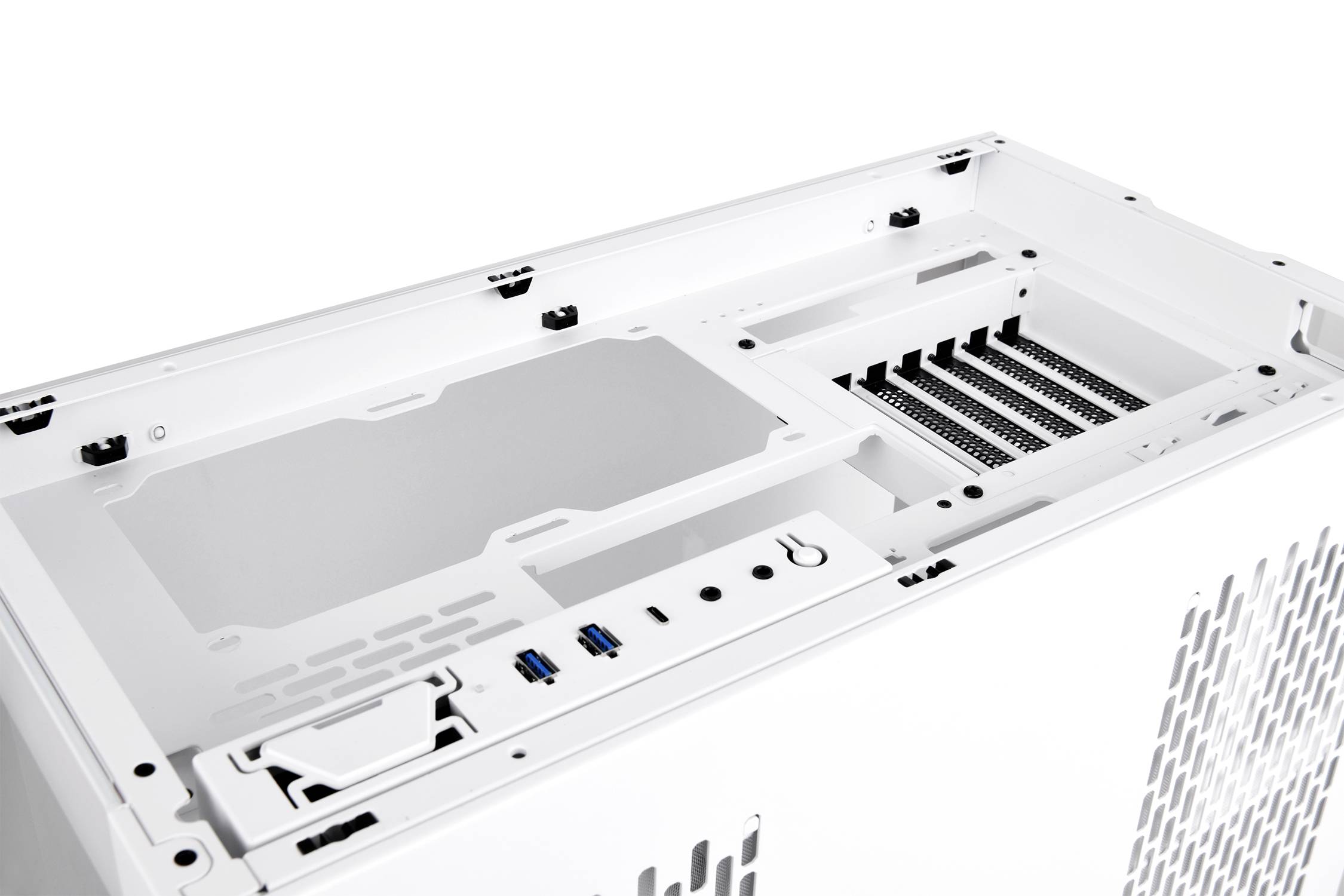 Ein weißes Computergehäuse ohne Komponenten, zeigt Steckplätze für Hauptplatine und Grafikarten. Oben sind USB-Anschlüsse sichtbar.