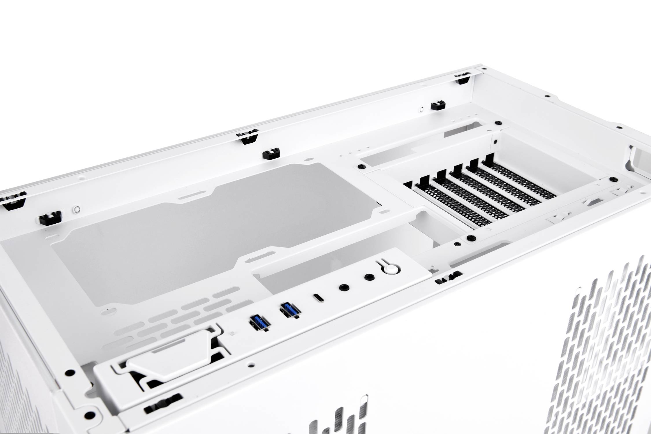 Ein leeres PC-Gehäuse in Weiß mit mehreren offenen Steckplätzen und USB-Anschlüssen auf der Oberseite, geeignet für Computerkomponenten.