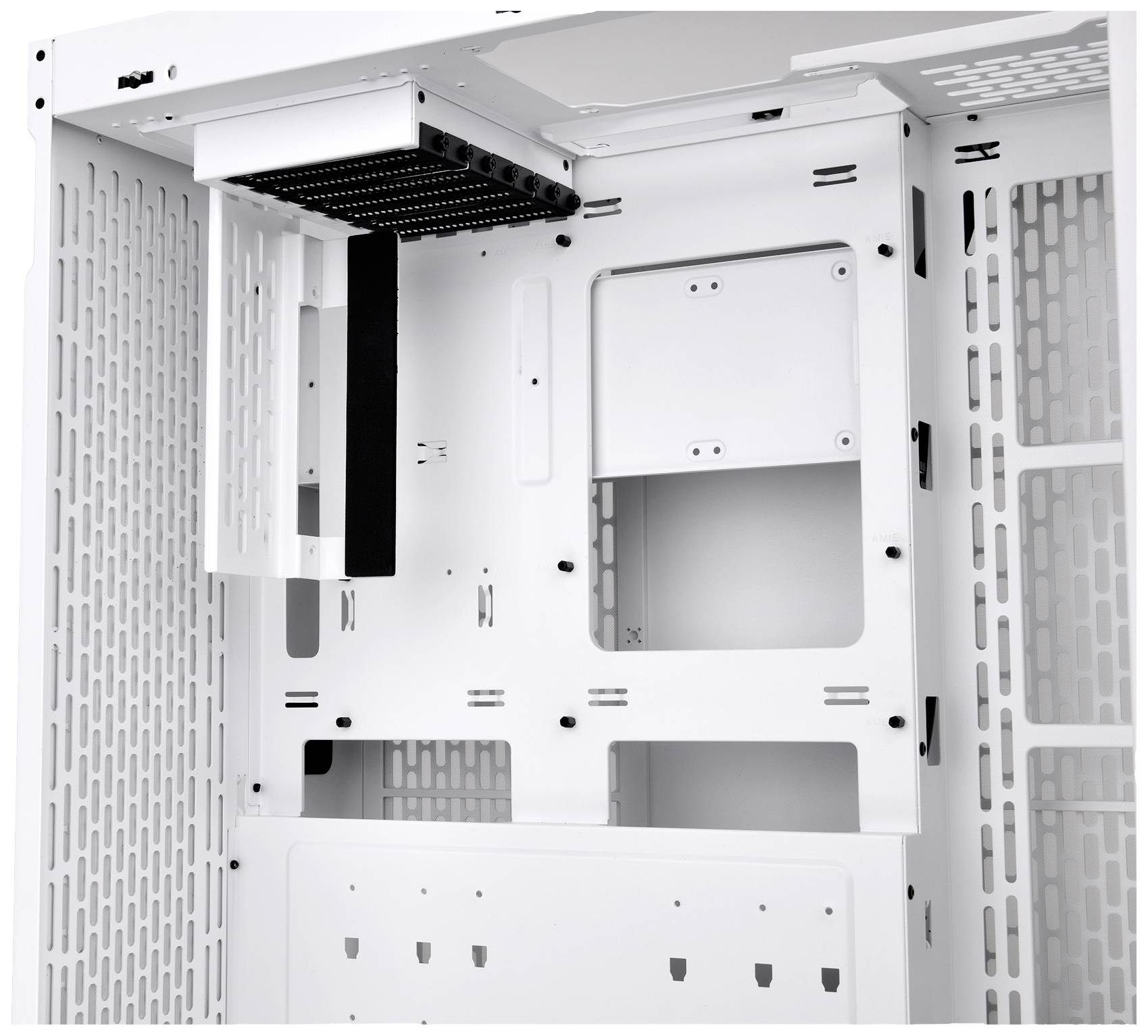 Weißes Computergehäuse-Innenleben mit mehreren Befestigungspunkten für Hardware-Komponenten und Kabelmanagement-Optionen.