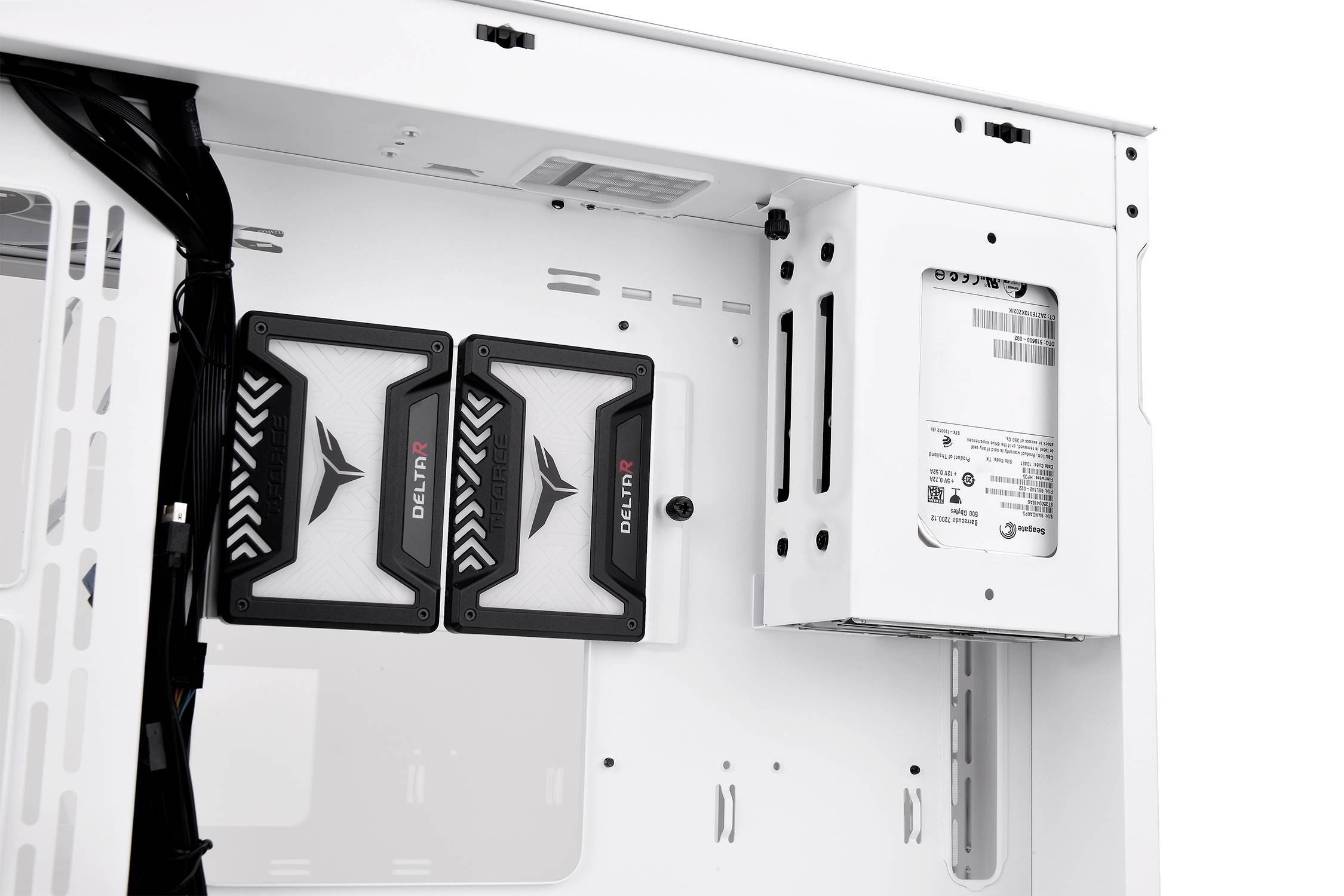 Ein offenes Computergehäuse mit zwei montierten Festplatten und Kabelmanagement auf der linken Seite.