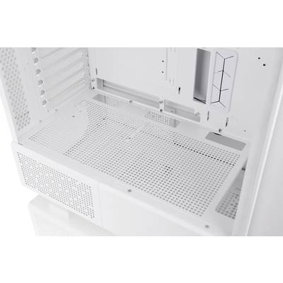 Weißes Computergehäuse-Innenraum mit Lüftergitter und mehreren Steckplätzen, geeignet für den Einbau von Computerkomponenten.