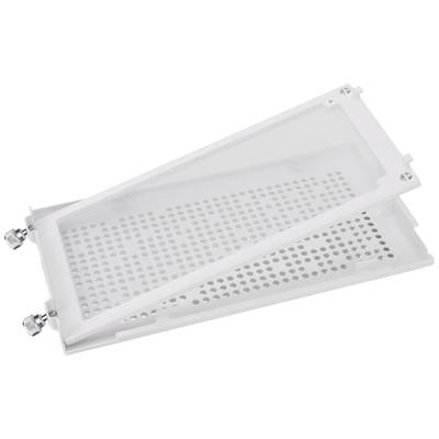 Zwei weiße, perforierte Kunststoffplatten mit Schrauben an den Ecken, übereinander liegend.