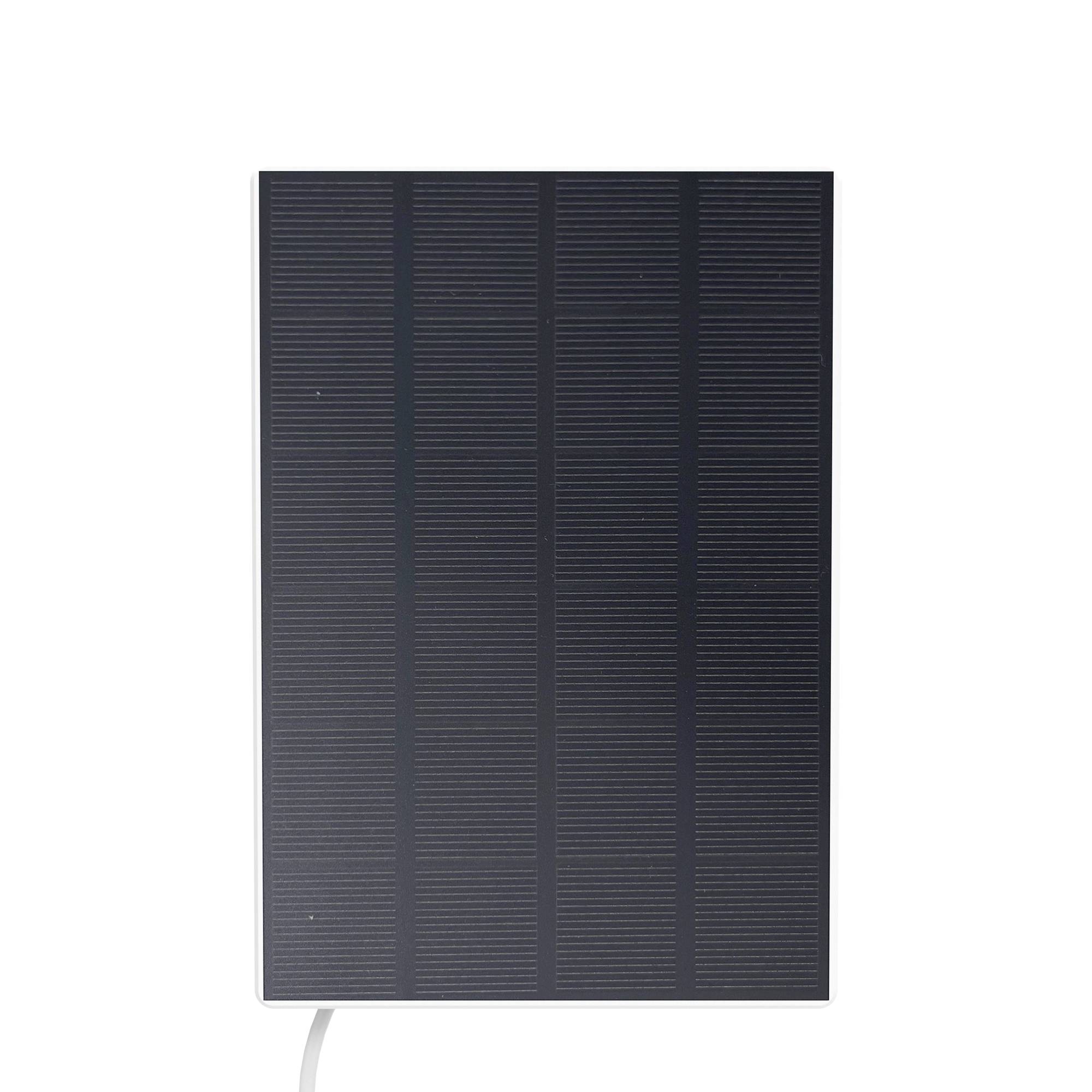 Ein rechteckiges Solarmodul mit schwarzer Oberfläche und sichtbaren Zellen, das zur Erzeugung von Solarenergie verwendet wird.