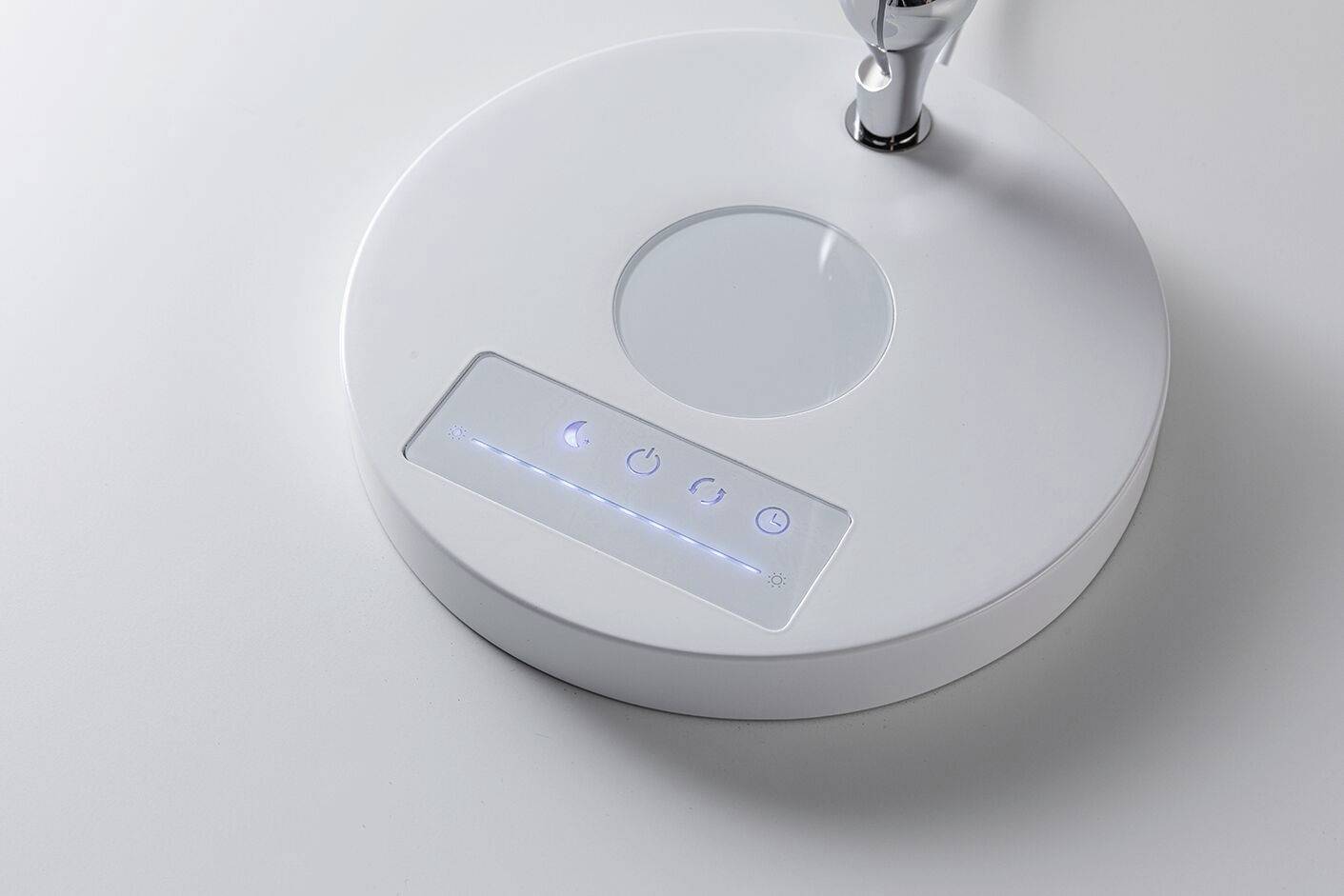 Ein runder, weißer Lampensockel mit Touch-Bedienfeld, das Taster für verschiedene Lichtmodi zeigt, darunter ein Netzschalter.